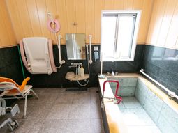 明るい設備の浴室空間