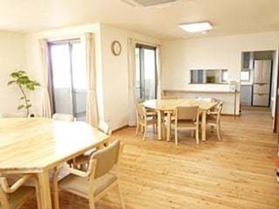 明るい共有ダイニング