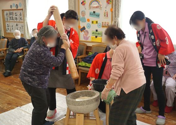 餅つき行事の参加者たち