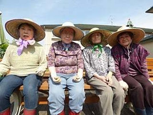 笑顔のお年寄り四人組
