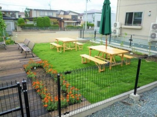 中庭のベンチとテーブル