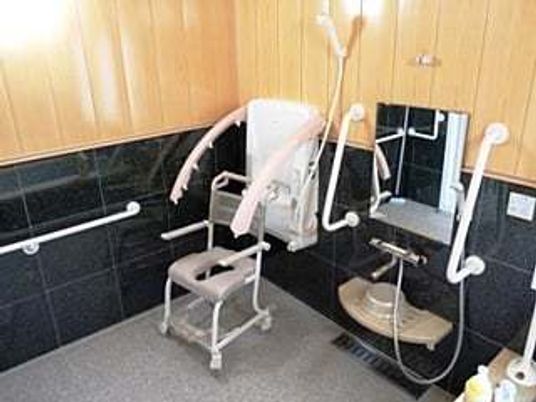 バリアフリーの浴室設備