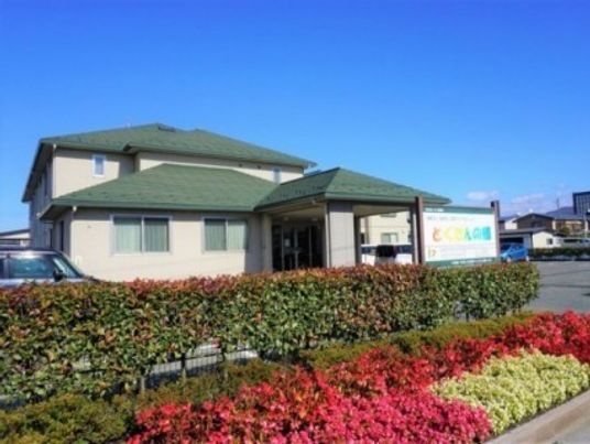 施設の外観と入口