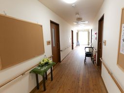 明るい廊下の風景