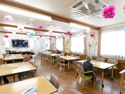 カラフルな装飾の食堂