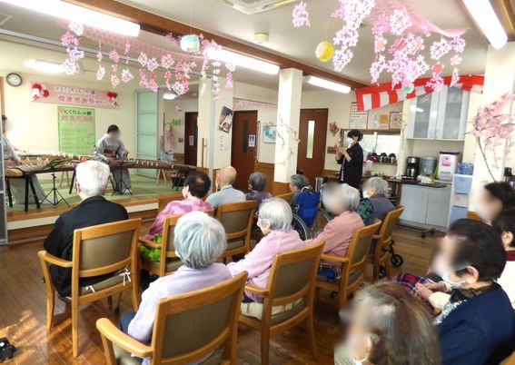 食事時の和やかな食堂