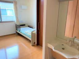 居室のベッドと洗面所