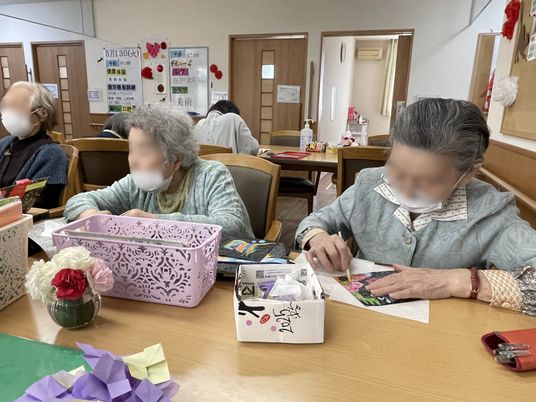 手工芸を楽しむ利用者