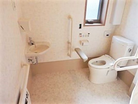 バリアフリー設計のトイレ