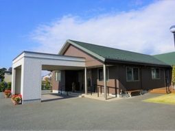 広々としたエントランス前