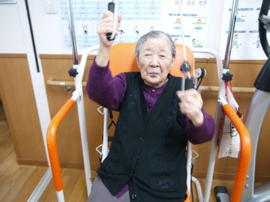 運動器具を使う高齢者
