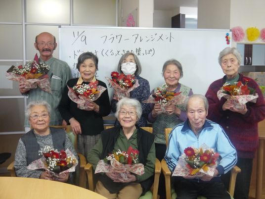 花束を持つ笑顔の人々