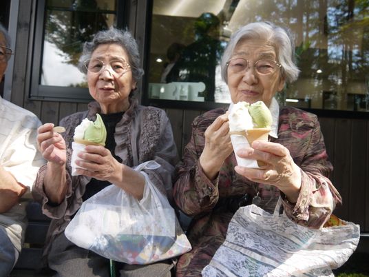 笑顔でアイスクリームを楽しむ高齢者