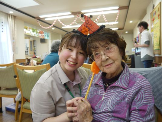 笑顔のスタッフと利用者