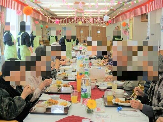 食事時の賑やかな食堂