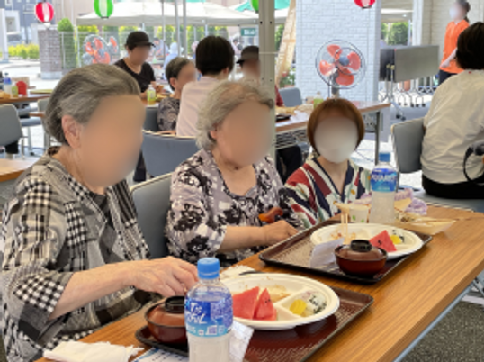 屋外イベントで食事する様子