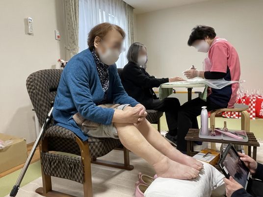 足のケアをするスタッフ