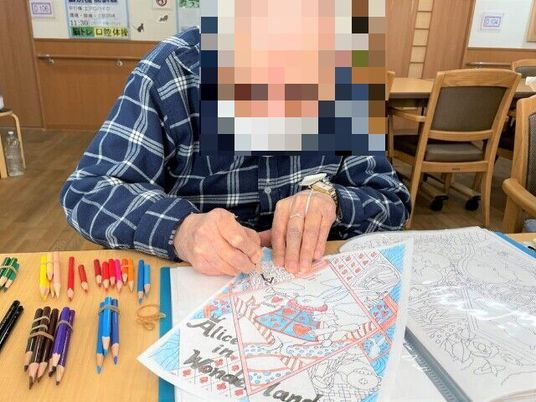 色塗りを楽しむ高齢者