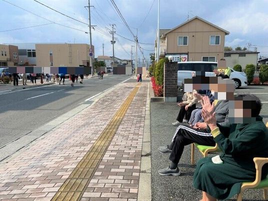 屋外イベントを観覧する人々