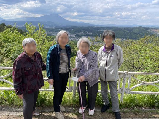 テラスで笑顔の二人