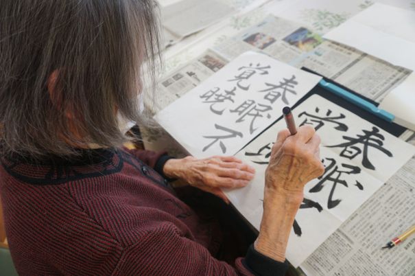 書道をする人々の多目的室