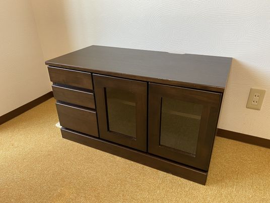機能的なダークウッドの収納家具