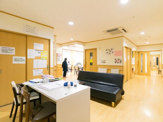 明るい廊下とリビング