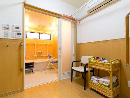 明るい居室の一角