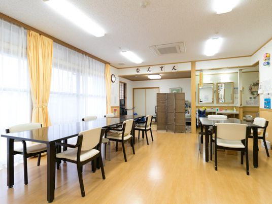 広々とした明るい食堂