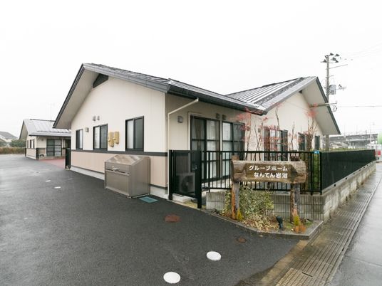 入口が見える外観