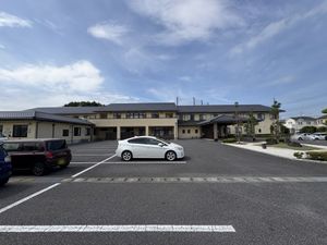 広い駐車スペースの外観