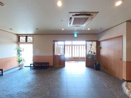 静かなエントランスホール