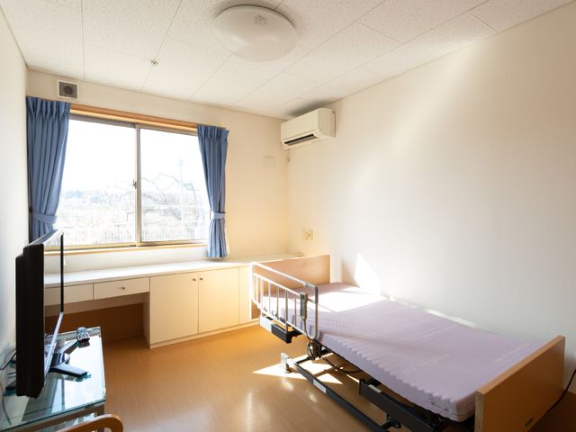 明るい個室の居室