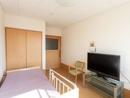 明るい居室の風景