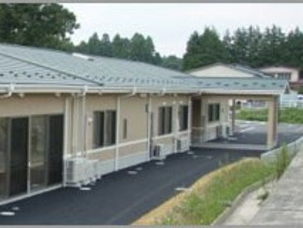 明るい一階建て建物