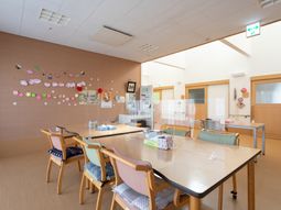 明るい食堂の様子