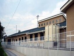 広々とした施設の外観