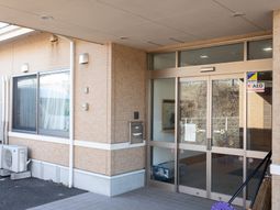 明るい建物のエントランス