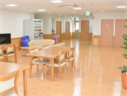 明るい共有リビング空間