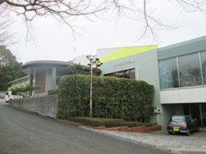 緑に囲まれた建物の外観