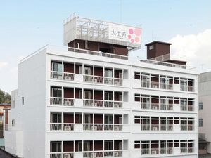 白い建物の外観