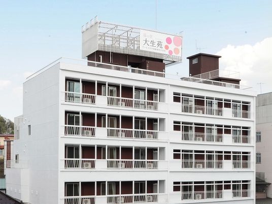 白い建物の外観