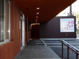 エントランスの通路と掲示