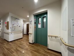 廊下とエレベーターの風景