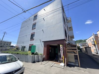 清潔感ある建物のエントランス