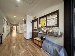 明るい廊下の風景