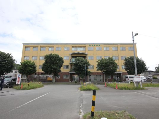 黄色い壁の建物外観