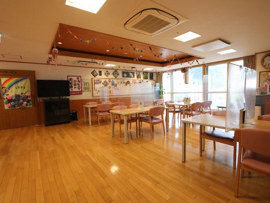 広々とした明るい食堂