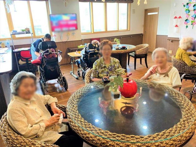 明るい共有スペース ラウンジ くつろげるラウンジです。広めのスペースで自然光が差し込み、穏やかな時間を過ごせます。