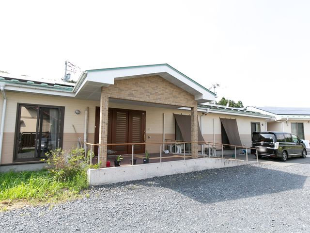 広々とした居室の外観 玄関 ゆったりとした造りの居室は、落ち着いた外観をしており、明るい自然光が差し込む窓が印象的です。車椅子ユーザーでも安心して出入りできるバリアフリー設計になっています。